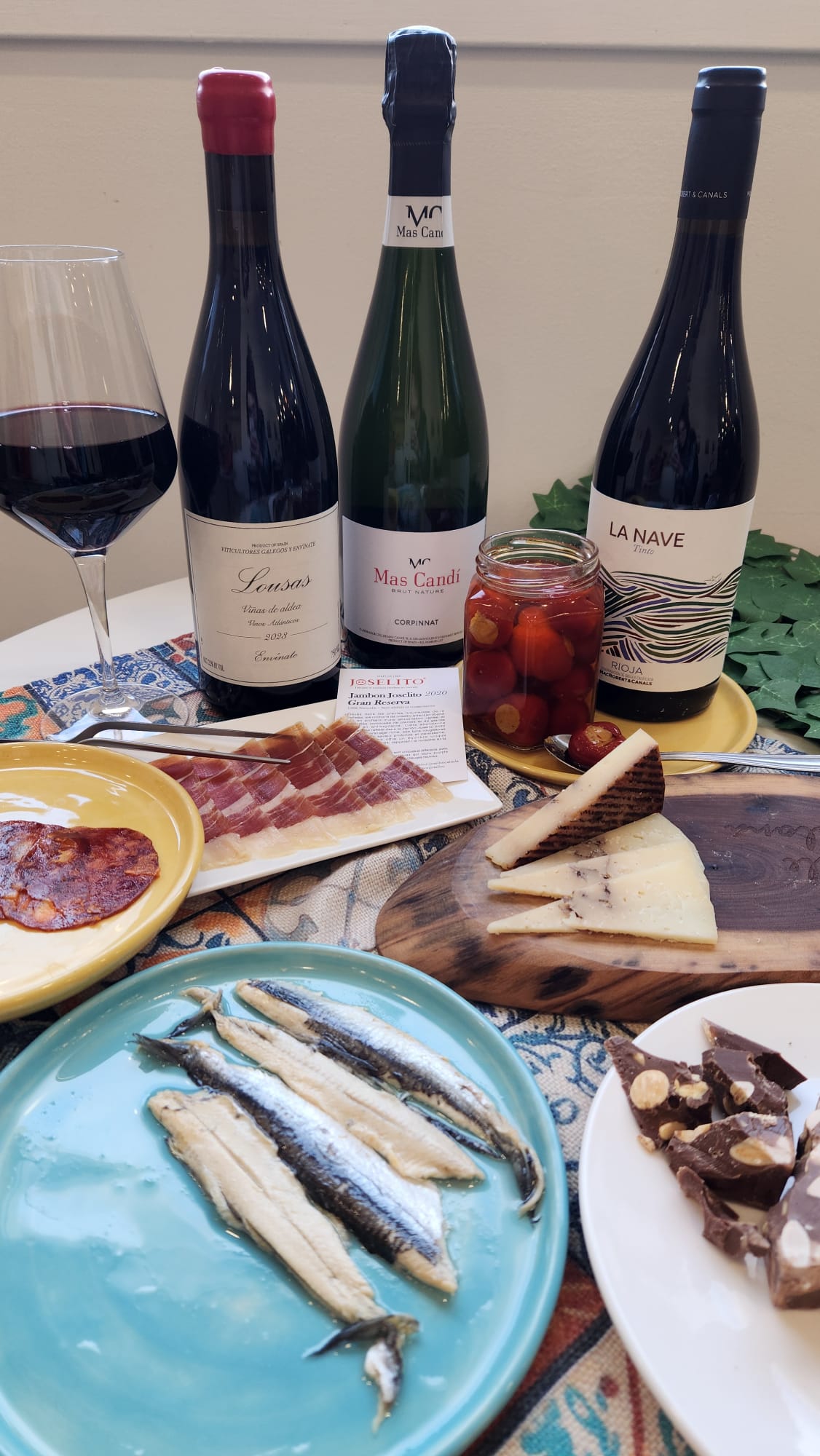 Premium Spanish Wine &amp; Tapas Gift Box